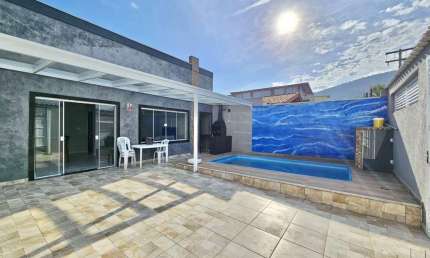 Casa com Piscina a 50 metros da praia no Solemar em Praia Grande.