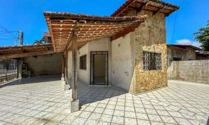Casa semi isolada no Canto do Forte em Praia Grande SP