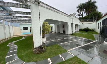 Imperdível: Casa à venda em Praia Grande-SP, no bairro Solemar, com 5 quartos, 2 suítes, 3 salas, 3 banheiros, 6 vagas de garagem e 372,00 m² de área.