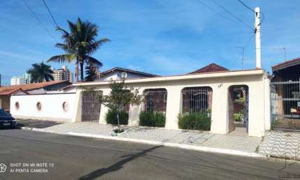Imperdível casa à venda em Praia Grande-SP, no bairro Flórida: 4 quartos, 3 suítes, 1 sala, 4 banheiros, 6 vagas, 264m².