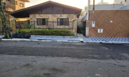 Casa à venda em Praia Grande-SP, bairro Flórida: 4 quartos, 2 suítes, 1 sala, 4 banheiros, 3 vagas de garagem, 190m² de área. Venha conferir!
