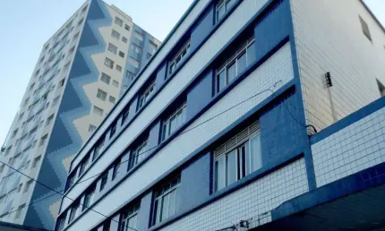 Apartamento prédio frente a praia à venda na guilhermina, praia grande-sp, com 1 quarto, 1 sala, 1 banheiro, 1 vaga de garagem e 36,70 m² de área!
