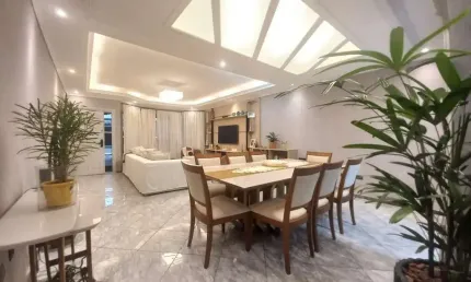Imperdível casa de 3 quartos na guilhermina, praia grande-sp: 2 suítes, 2 salas, 4 banheiros, 2 vagas de garagem, 155,43 m².