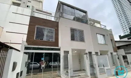 Sobrado com 3 Suítes, 2 Vagas a 400 m da Praia central de Balneario Camboriu