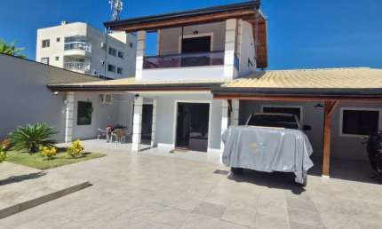 Casa Exclusiva com Piscina e 3 Dormitórios em Balneário Camboriú