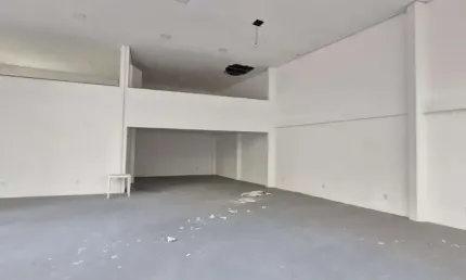 Sala Comercial com Mezanino e 300m² Privativos | Locação a 350m do Mar