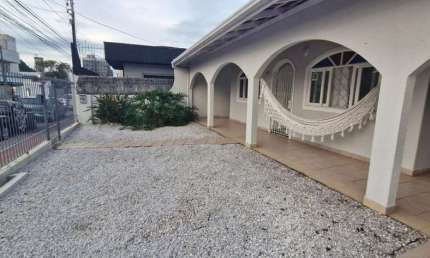 Casa com terreno Balneário Camboriú, 3 suítes garagem e edicula