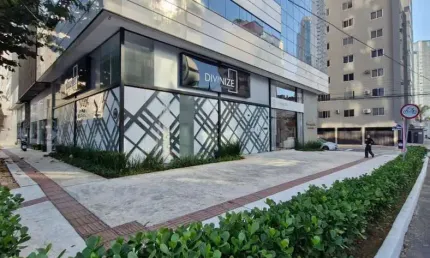 Sala Comercial 200 m2 frente rua, com mezanino Centro de Balneário Camboriú SC
