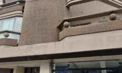 Apartamento com 2 quartos, 1 vaga, uma sacada com churrasqueira no centro de bc