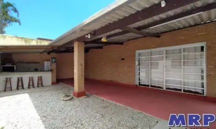 Casa a venda em Ubatuba. Localizada a 600 metros da Praia da Lagoinha.