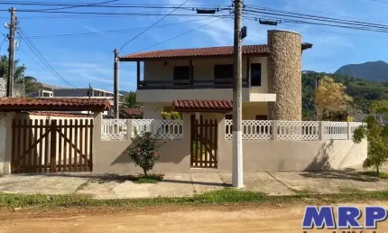Casa a venda em Ubatuba, com 5 dormitórios, a 350 metros da praia de Maranduba.