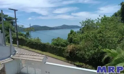 Casa á venda na Praia Santa Rita em Ubatuba. 6 dormitórios. Com vista mar.