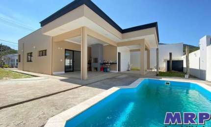 Casa à venda na Praia da Lagoinha em condomínio fechado, nova, 3 dormitórios.