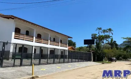 Casa em condomínio à venda. Com dois dormitórios. Praia da Maranduba em Ubatuba. Aceita financiamento bancário.