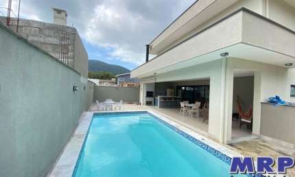 Casa à venda em Ubatuba. Praia da Lagoinha. Condomínio fechado. 4 dormitórios. Com piscina.