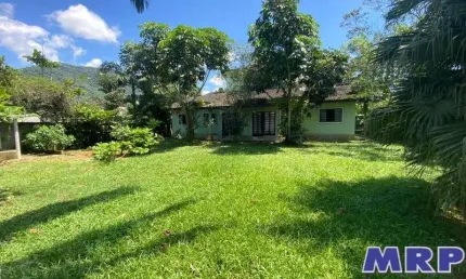 Casa a venda em ubatuba no bairro da lagoinha a 800 metros da praia e 450 metros da rodovia.