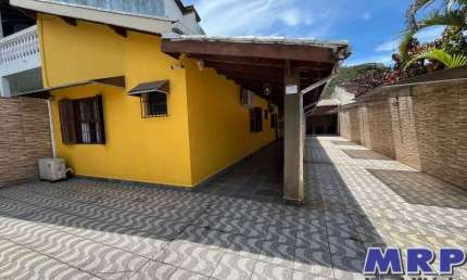 Casa no bairro Sumaré, com ótima localização, perto do centro de Caraguatatuba.