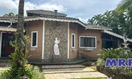 Casa com 4 dormitórios, sendo 3 suítes, com piscina, jacuzzi, forno a lenha e churrasqueira. condomínio fechado