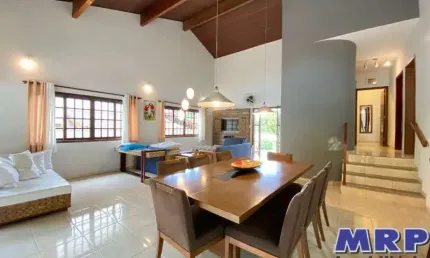Casa em condomínio fechado, praia da lagoinha com 3 dormitórios, piscina e espaço gourmet.