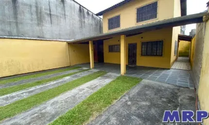 Casa a venda em Ubatuba a 850 metros da praia do sapê, com 4 dormitórios e quintal !