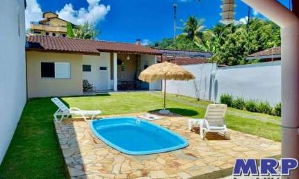 Casa nas Toninhas em Ubatuba. Localizada a 250 metros da praia.