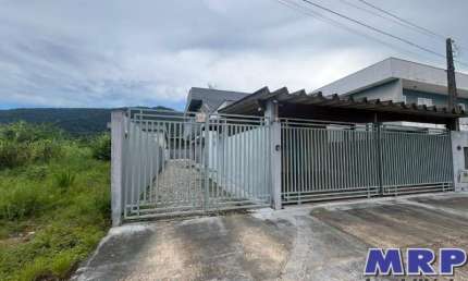 Casa em Ubatuba no bairro da Maranduba, ideal para fonte de renda, a poucos metros da praia, aceita financiamento.