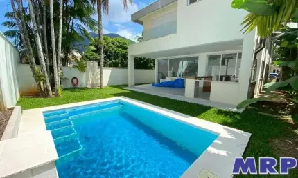 Casa à venda na Praia da Lagoinha em Ubatuba, Condomínio. Casa alto padrão.