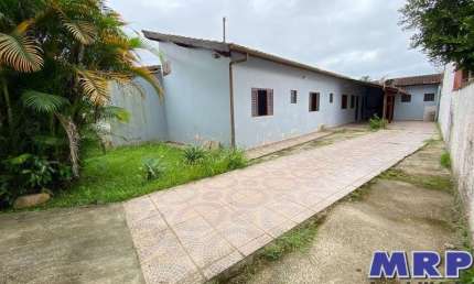 Casa a venda em Ubatuba, com 3 dormitórios em bairro residencial a 3,5 km da Praia de Maranduba.