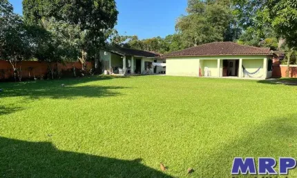 Área a venda em Ubatuba com 3 lotes, ideal para empreendimento a 200 metros da Praia do Sapê.