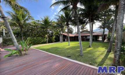 Casa Pé na Areia na Praia da Maranduba. Localização privilegiada, com frente para Rodovia.