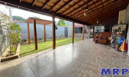 Casa nova a venda em Ubatuba com 4 dormitórios, em bairro residencial a 3,5 km da Praia de Maranduba.