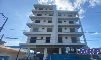 Apartamento à venda no centro de ubatuba. em obras. 2 suítes. com varanda gourmet.