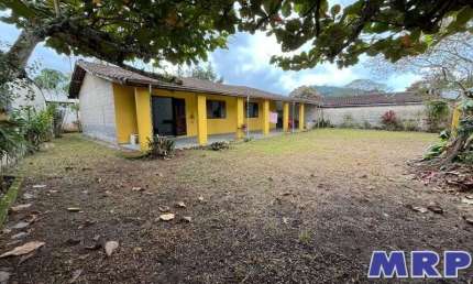 Casa a venda em Ubatuba, com 3 dormitórios em bairro residencial a 3 km da Praia de Maranduba.