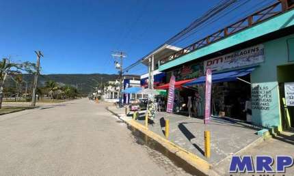 Prédio comercial à venda em Ubatuba. Praia da Maranduba. De frente para a praia.
