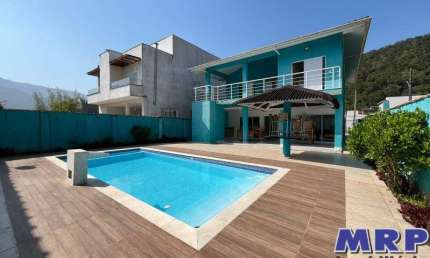 Casa a venda em Caraguatauba com 5 dormitórios em condomínio, próximo a Praia da Mococa.