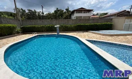 Praia da maranduba, apartamento á venda. condomínio com elevador e piscina. aceita financiamento