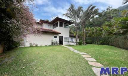 Casa em condomínio em Ubatuba. 5 suítes. com piscina. Praia dura.