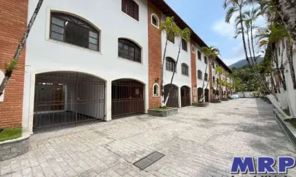 Sobrado à venda em Ubatuba. A 130 metros da Praia do Lázaro. Aceita financiamento bancário. 3 suítes.