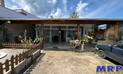 Casa a venda em Ubatuba com piscina no bairro do Sertão da Quina a 3,5 km da Praia da Maranduba.