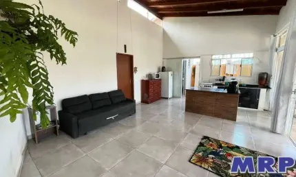 Casa a venda em ubatuba com piscina no bairro do sertão da quina a 3,5 km da praia da maranduba.