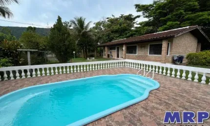 Casa com piscina a venda em Ubatuba no bairro da Maranduba a 200 metros da praia, localização excelente !