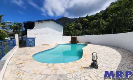 Apartamento em Ubatuba com 2 dormitórios, com escritura, a 650 metros da Praia do Lázaro !