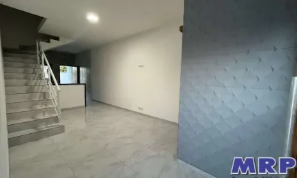 Imóvel novo a venda em Caraguatatuba com 2 suítes, localizado em rua pavimentada no bairro do Golfinhos.