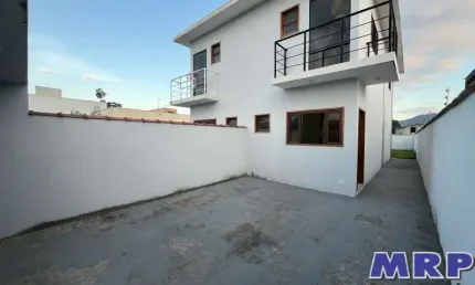 Imóvel novo a venda em caraguatatuba com 2 suítes, localizado em rua pavimentada no bairro do golfinhos.