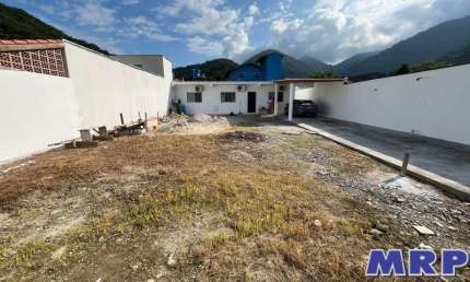 Casa nova a venda em Ubatuba com 2 dormitórios, em bairro residencial a 3,5 km da Praia de Maranduba.