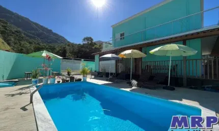 Casa à venda em Ubatuba, Praia da Lagoinha. 4 dormitórios. Com piscina. Aceita financiamento.