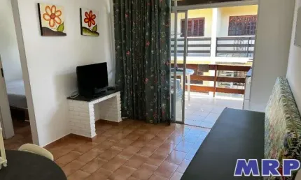 Apartamento localizado a 50 metros da praia da maranduba, em ubatuba. frente a rodovia