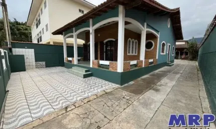 Casa a venda em ubatuba no bairro da maranduba a poucos metros da praia e dos comércios !