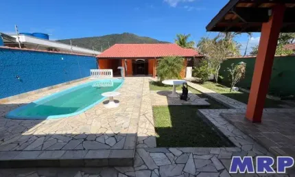 Casa a venda em ubatuba, com piscina no bairro da maranduba a 700 metros da praia.  aceita financiamento !