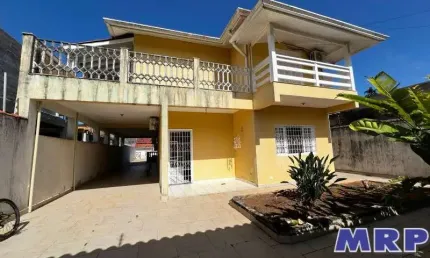 Casa em ubatuba tipo sobrado com piscina à 100m da praia da maranduba!